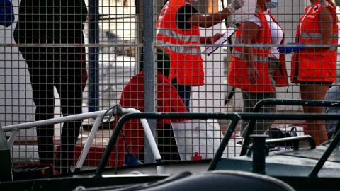 4/1/2022-Migrantes son atendidos por la Guardia Civil y la Cruz Roja, a 15 de septiembre de 2021, en Ceuta (España).