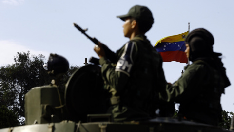 4/1/2021-Varios soldados en la cima de un tanque durante un ejercicio militar para defenderse de una posible invasión de fuerzas extranjeras a Venezuela.