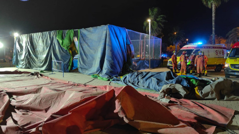 Bomberos junto al hinchable levantado por el viento en la Feria de Mislata - CONSORCIO BOMBEROS