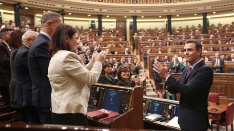 04/01/2020.- El presidente de Gobierno, Pedro Sánchez, es aplaudido por su compañeros del PSOE tras pronunciar su discurso de investidura. Eduardo Parra / Europa Press