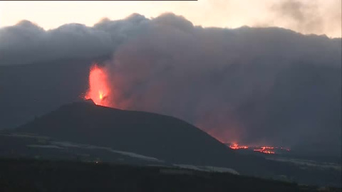 La nueva morfología del cono volcánico redirecciona las lavas hacia el suroeste