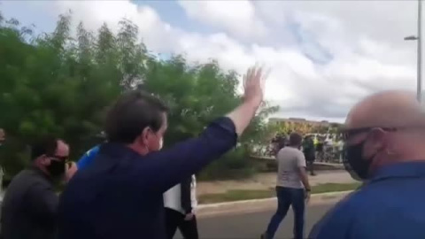 Bolsonaro se reúne con manifestantes afines sin respetar la distancia y sin utilizar mascarilla