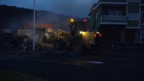 Los bomberos no pueden reconducir la colada de lava antes de que alcance Todoque