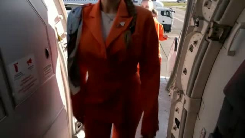 Sin falda y sin tacones para trabajar a bordo del avión