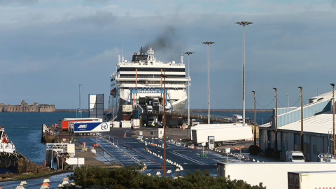 La CE apuesta por facilitar el tránsito de bienes de Gran Bretaña a Irlanda