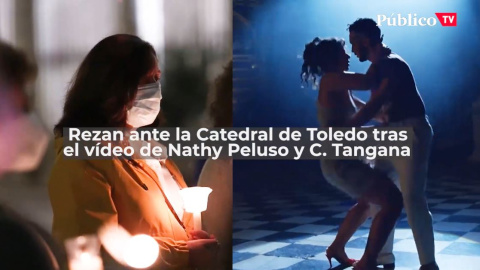 Una treintena de personas reza ante la catedral de Toledo contra el polémico vídeo de C. Tangana y Nathy Peluso