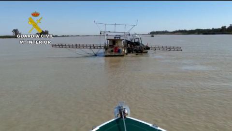 Guardia Civil actúa contra plataformas anguleras ilegales en el Guadalquivir