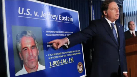 El magnate Jeffrey Epstein, acusado formalmente de tráfico sexual de