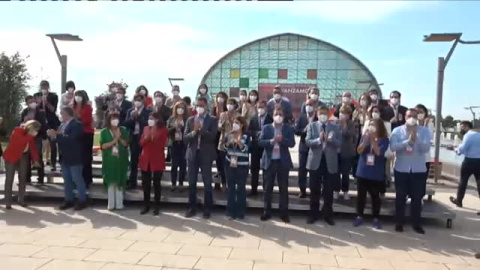 Sánchez preside entre aplausos la foto de familia con la que arranca el 40 Congreso del PSOE