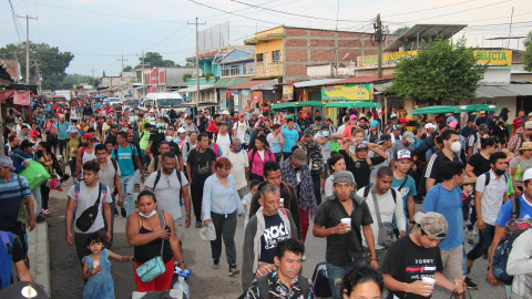 Una caravana de 6.000 migrantes cruza México en busca de asilo