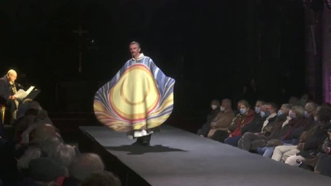 La catedral belga de Tournai muestra la más completa colección de trajes sacerdotales en un desfile peculiar