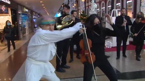 Música y teatro improvisado en un centro comercial de Madrid