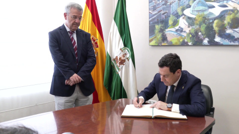 Juanma Moreno visita la localidad de Estepona