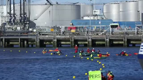 Protesta ecologista en el puerto de Rotterdam