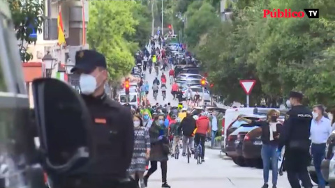 Vallecas planta cara a una de las caceroladas contra el Gobierno