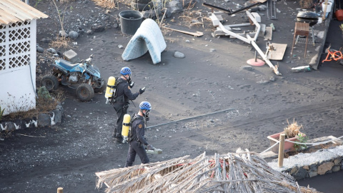 Tres semanas después del final de la erupción, el volcán sigue emanando gases