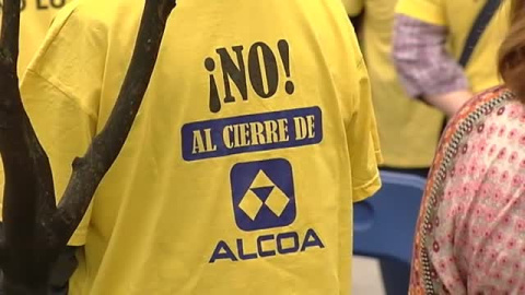 Protesta de los trabajadores de la antigua Alcoa en Avilés frente al Parlamento asturiano