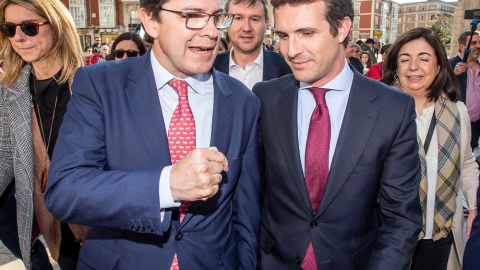 El presidente del PP, Pablo Casado, junto al candidato a la Presidencia de la Junta, Alfonso Fernández Mañueco en la visita a la Catedral de Burgos.