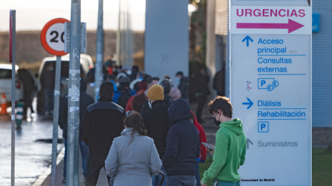 Varias personas esperan la cola para hacerse test Covid-19 en el Hospital Infanta Sofía, a 27 de diciembre de 2021, en San Sebastián de los Reyes, Madrid,