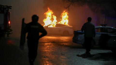 05/01/2022 un coche de policía en llamas durante las protestas en Almaty, Kazajstán