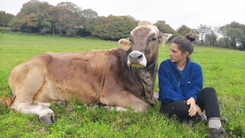 La ganadera Ana Corredoira, con una vaca en su explotación de A Cernada.