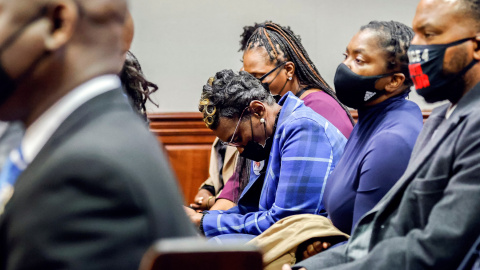 La madre de Ahmaud Arbery, Wanda Cooper-Jones, reacciona cuando el juez de la Corte Superior Timothy Walmsley dicta sentencia a los asesinos de su hijo.