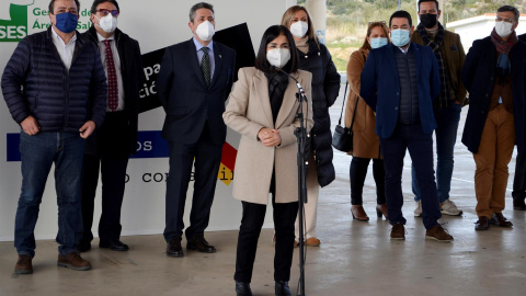 La ministra de Sanidad, Carolina Darias (c), en su visita al dispositivo de vacunación frente a la covid-19 habilitado por el Servicio Extremeño de Salud