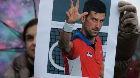 Un partidario del tenista serbio Novak Djokovic sostiene una foto durante una protesta de apoyo en Belgrado