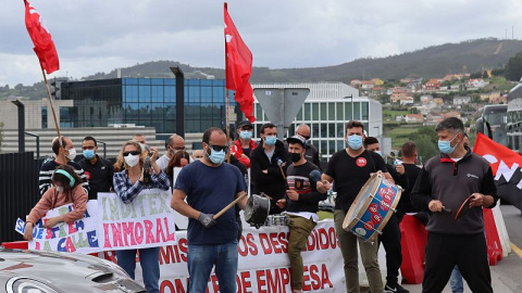 Concentración de delegados de la CIG a las puertas de la sede de Inditex por el despido de un compañero en una contrata.