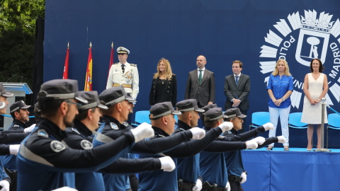 El comisario general de la Policía Municipal de Madrid, Teodoro Pérez García, vestido de blanco y situado a la izquierda de la imagen, durante el desfile de los agentes de Policía Nacional en junio de 2019.