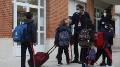 Qué hacer si mi hijo tiene síntomas y no puedo hacerle un test: Sanidad actualiza los protocolos en los colegios