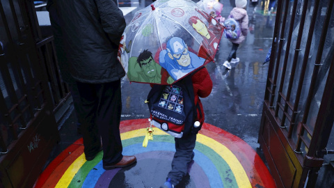 Un alumno entra en un colegio este lunes en Bilbao tras las vacaciones navideñas.