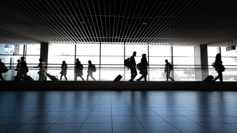 Personas caminando por un aeropuerto