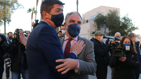 El vicepresidente de la junta, Juan Marín, saluda al consejero de la presidencia, Elías Bendodo, en la Alcazaba antes de la reunión ordinaria del Consejo de Gobierno a 11 de enero del 2021 en Almería, (Andalucía).