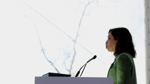 La presidenta de la Comunidad de Madrid, Isabel Díaz Ayuso, durante su intervención en la inauguracón de la mayor electrolinera de carga rápida en España para vehículos eléctricos, este martes en Pozuelo