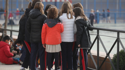 Varias niñas juegan en el recreo durante el primer día de clase presencial tras la Navidad, en el Colegio Privado Alameda de Osuna, a 10 de enero de 2022, en Madrid.