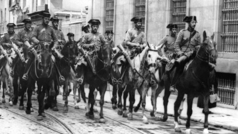 Fotografía tomada durante la Guerra Civil Española a finales de los años 30, en la que se ve a policías de "La Guardia Civil" leales al General Franco que circula por una calle de una ciudad no identificada de España.
STF / AFP