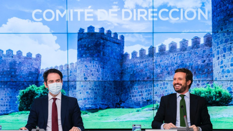 El secretario general del PP, Teo García Egea, junto al presidente nacional, Pablo Casado, durante el Comité de Dirección celebrado en Génova este miércoles.