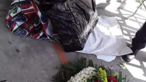 Un médico colombiano recibe una corona fúnebre y una carta donde le acusan de haber dejado morir a una mujer en la UCI con la pandemia 