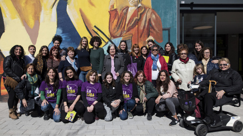 La alcadesa de Santa Coloma junto a parte del equipo del ayuntamiento, además de mujeres ligadas a La Ciba y participantes.