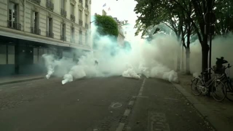 Batalla campal en París a cuenta de radicales infiltrados en la manifestación por la precariedad sanitaria