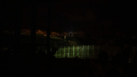 Imagen nocturna de la valla fronteriza entre Melilla y Marruecos .-FOTO: JAIRO VARGAS