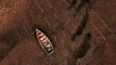 Vista aérea del río Paraná cuyo nivel del agua alcanzó su récord histórico durante el mes de agosto a su paso por Corrientes, en Argentina.- JUAN MABROMATA / AFP