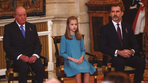 Los reyes Juan Carlos y Felipe junto a la princesa Leonor.- AFP