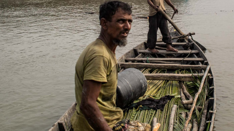 Habitantes de la aldea de Kalabogi, en el Sundarbans de Bangladés, salen a la pesca de cangrejos. Las capturas son cada vez menores debido al aumento de la salinidad de las aguas.- JAIRO VARGAS