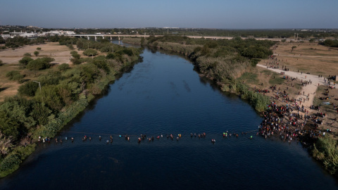  Decenas de migrantes cruzan el Río Grande que conecta el norte de México con Texas, EEUU. — REUTERS/Adrees Latif