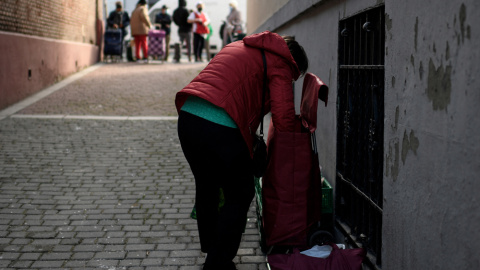 Varias personas hacen cola para recibir ayuda alimentaria en una parroquia de Madrid el 10 de febrero de 2021. Óscar del Pozo/AFP