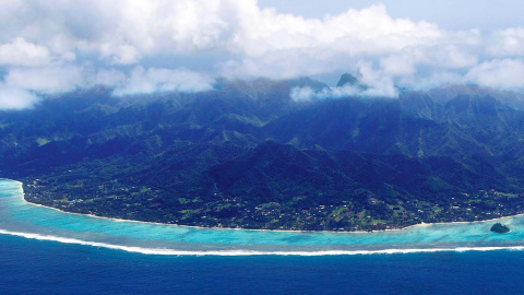 La isla de Rarotonga, la más grande de las Islas Cook, vista desde el aire, el 30 de agosto de 2012.- MARTY MELVILLE / AFP