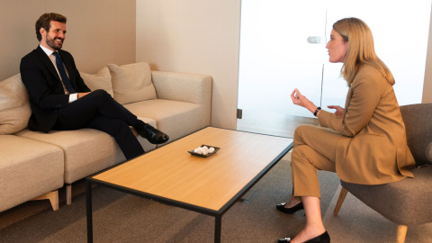 El líder del PP, Pablo Casado, con la nueva presidenta del Parlamento Europeo, Roberta Metsola, en una reunión bilateral que mantuvieron en octubre, tras la cumbre de PPE en Bruselas.