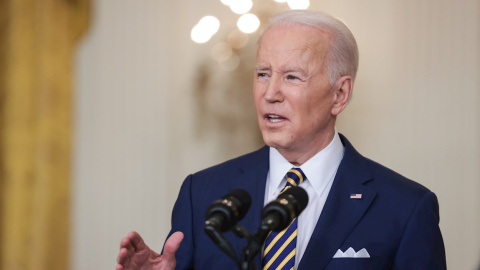 El presidente estadounidense, Joe Biden, habla durante una conferencia de prensa en el Salón Este de la Casa Blanca